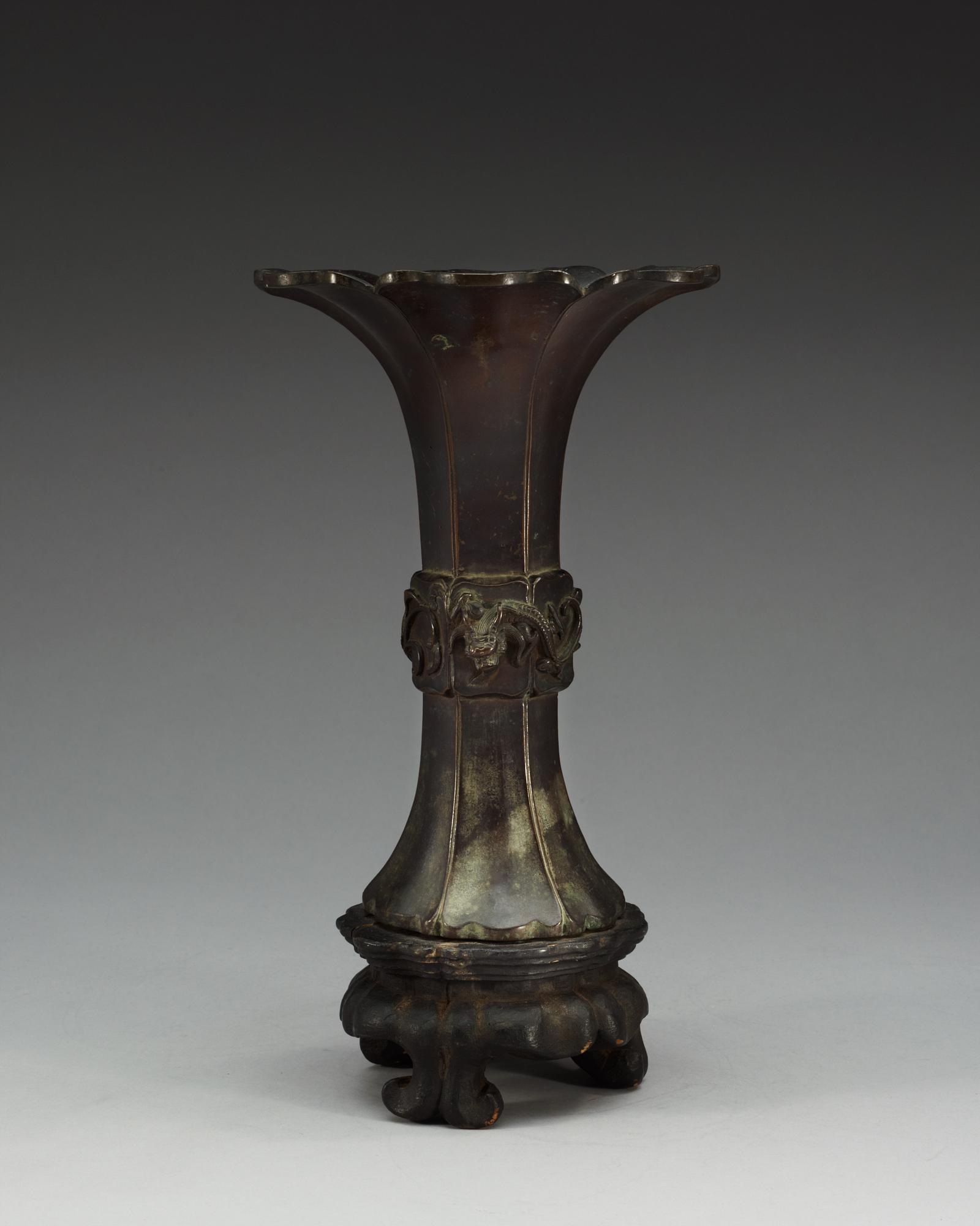 A bronze vase, Qing dynasty (1644-1912).