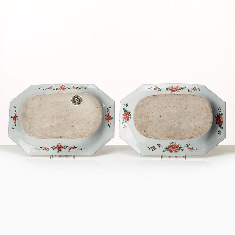 Fat, ett par, porslin. Qingdynastin, Kangxi (1662-1722).