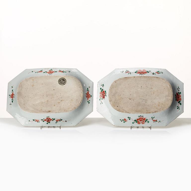 A pair of famille verte pie crust dishes, Qing dynasty, Kangxi (1662-1722).