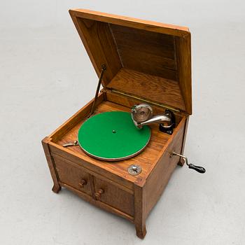 A 1910s-1930s gramophone.