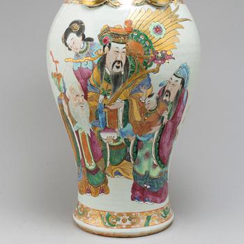 A Canton famille rose vase, Qing dynasty, circa 1900.