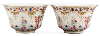 A pair of famille rose bowls, prob late Qing dynasty (1644-1920).