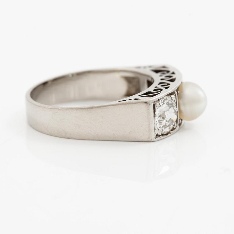 Ring 18K vitguld med en odlad pärla och gammalslipade diamanter.