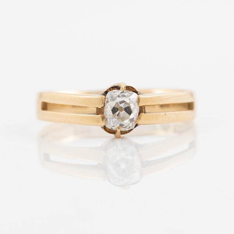 Ring 18K guld med en gammalslipad diamant.