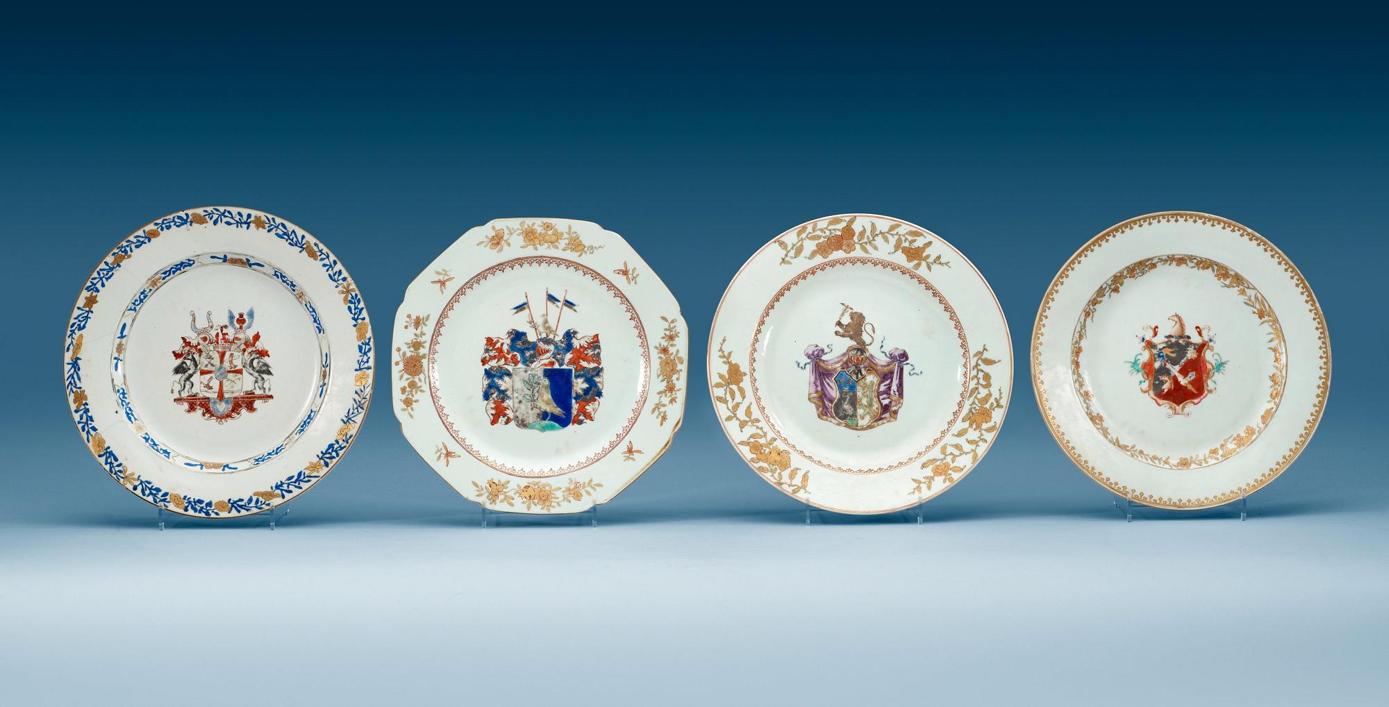 TALLRIKAR, fyra stycken, vapenporslin. Qing dynastin, Qianlong (1736-95).