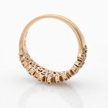 Ring, 18K roséguld med rosa och blå safirer och briljantslipade diamanter.