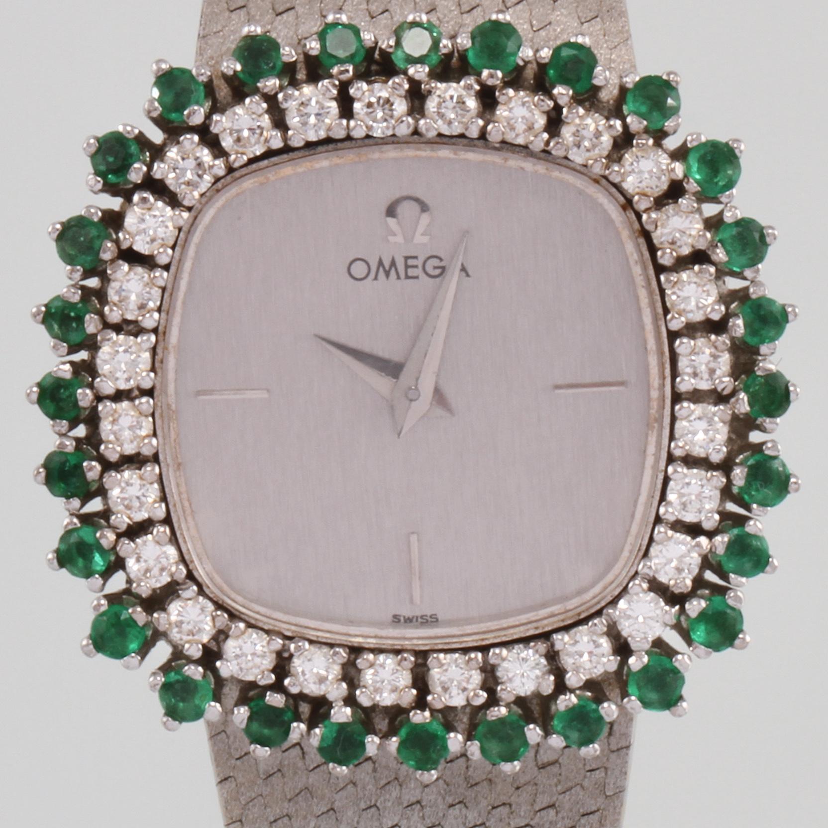ARMBANDSUR, Omega, 18K vitguld med briljantslipade diamanter samt fasettslipade smaragder. Vikt 64,6 gram.