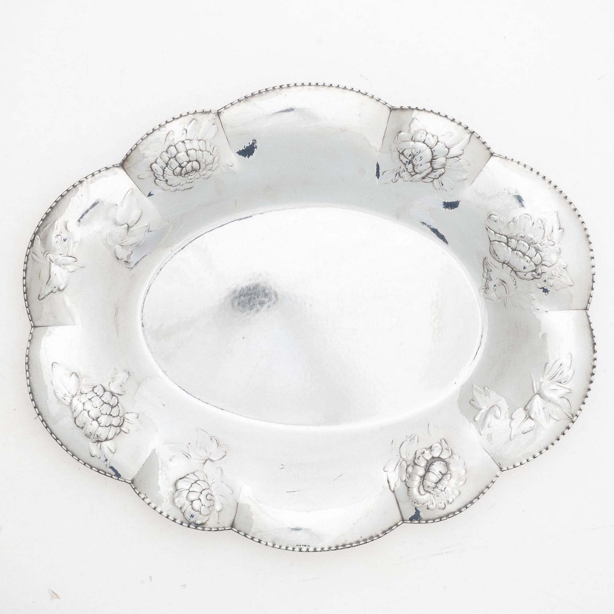 Tray/large dish, silver, Swedish import mark Sam Pettersson, Norrköping 1919.