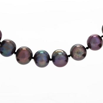 Helmet, viljellyt helmet, lukko 14K kultaa.