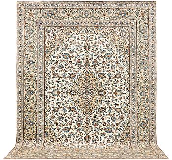 A Kashan carpet, c. 395 x 286 cm.