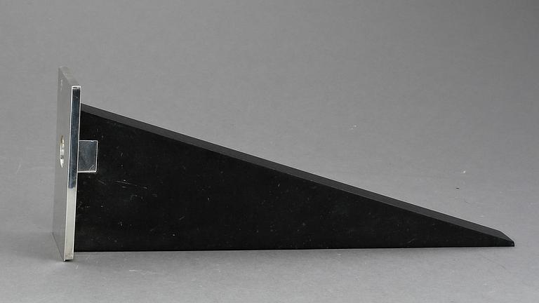 VÄGGLJUSSTAKE, svart diabas och sterlingsilver, Bo Klevert, Stockholm, 1992. Silvervikt ca 146g.