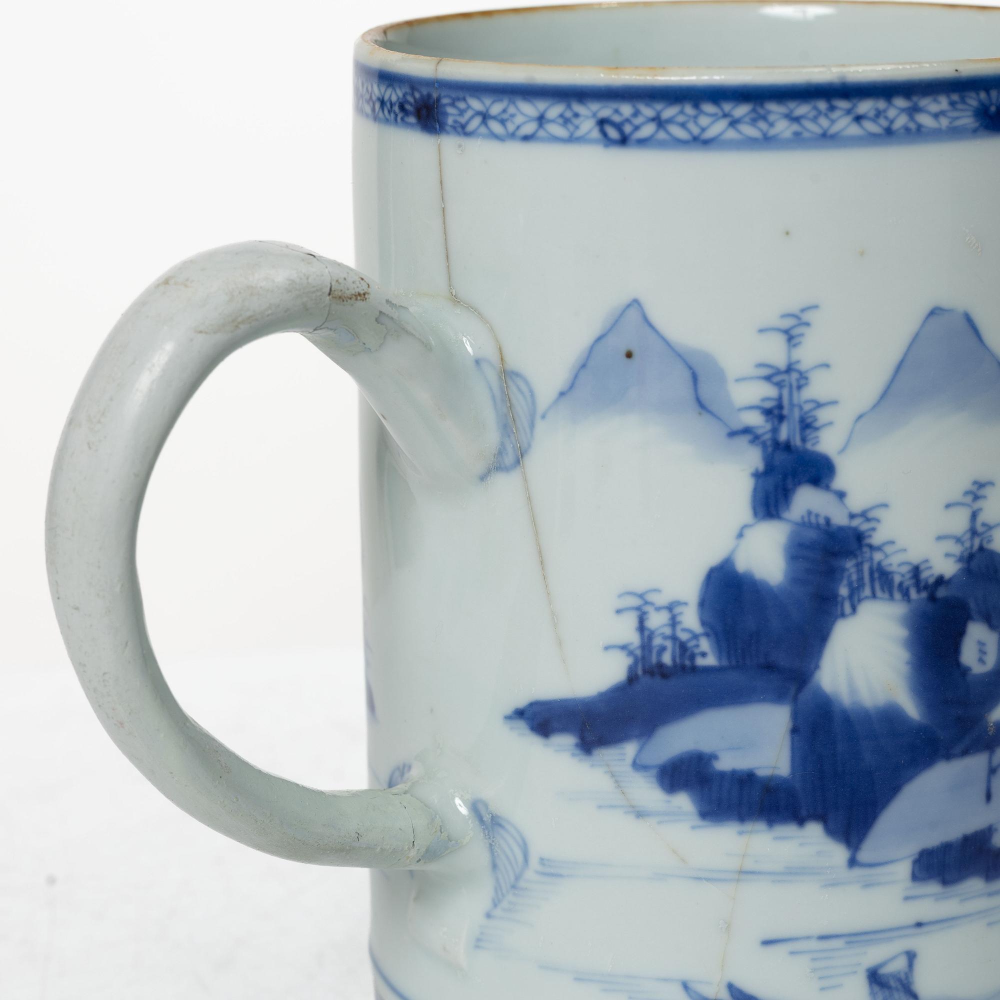 Mugg samt ytterfoder, porslin. Kina, Qingdynastin.