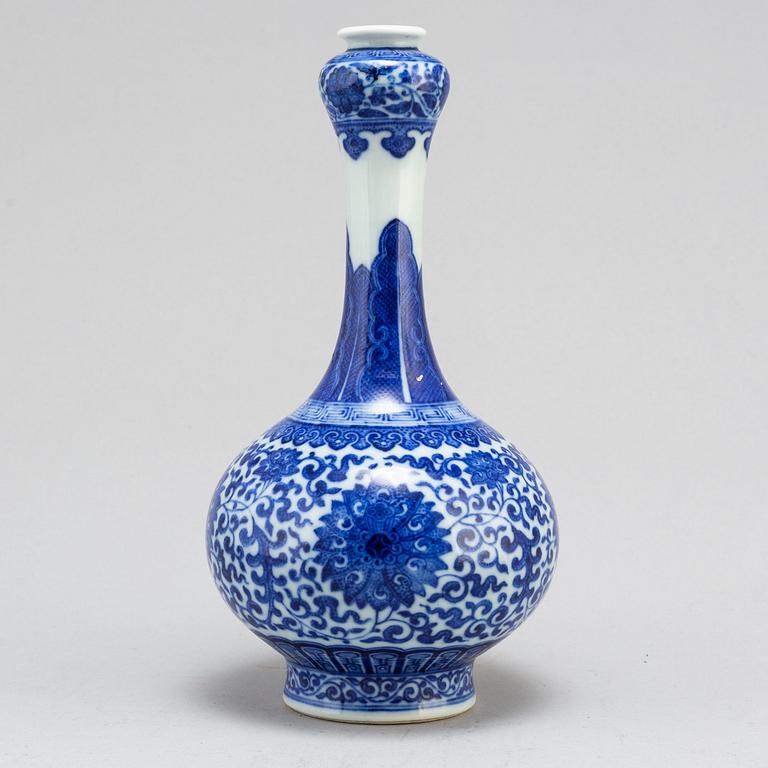 A Chinese blue and white garlic-mouth vase, 20th century, with a Qianlong mark.