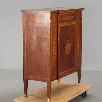 SKÅP, gustaviansk stil, 1900-tal.