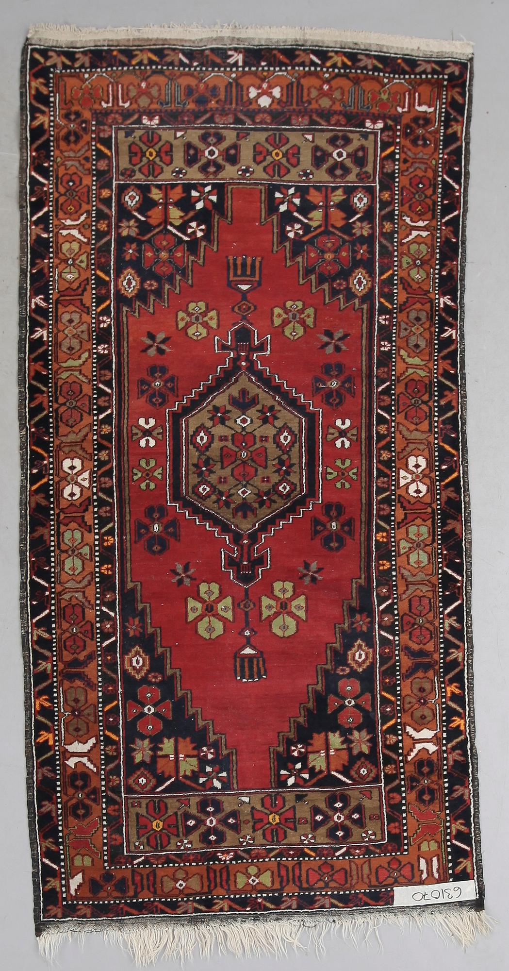 MATTA, orient. Ca 225 x 117 cm.