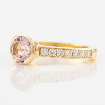 Ring in 18K gold with a faceted morganite and round brilliant-cut diamonds.