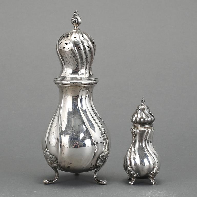 STRÖARE, 2 st, silver, svenska importstämplar, 1900-tal. Vikt ca 277 g.