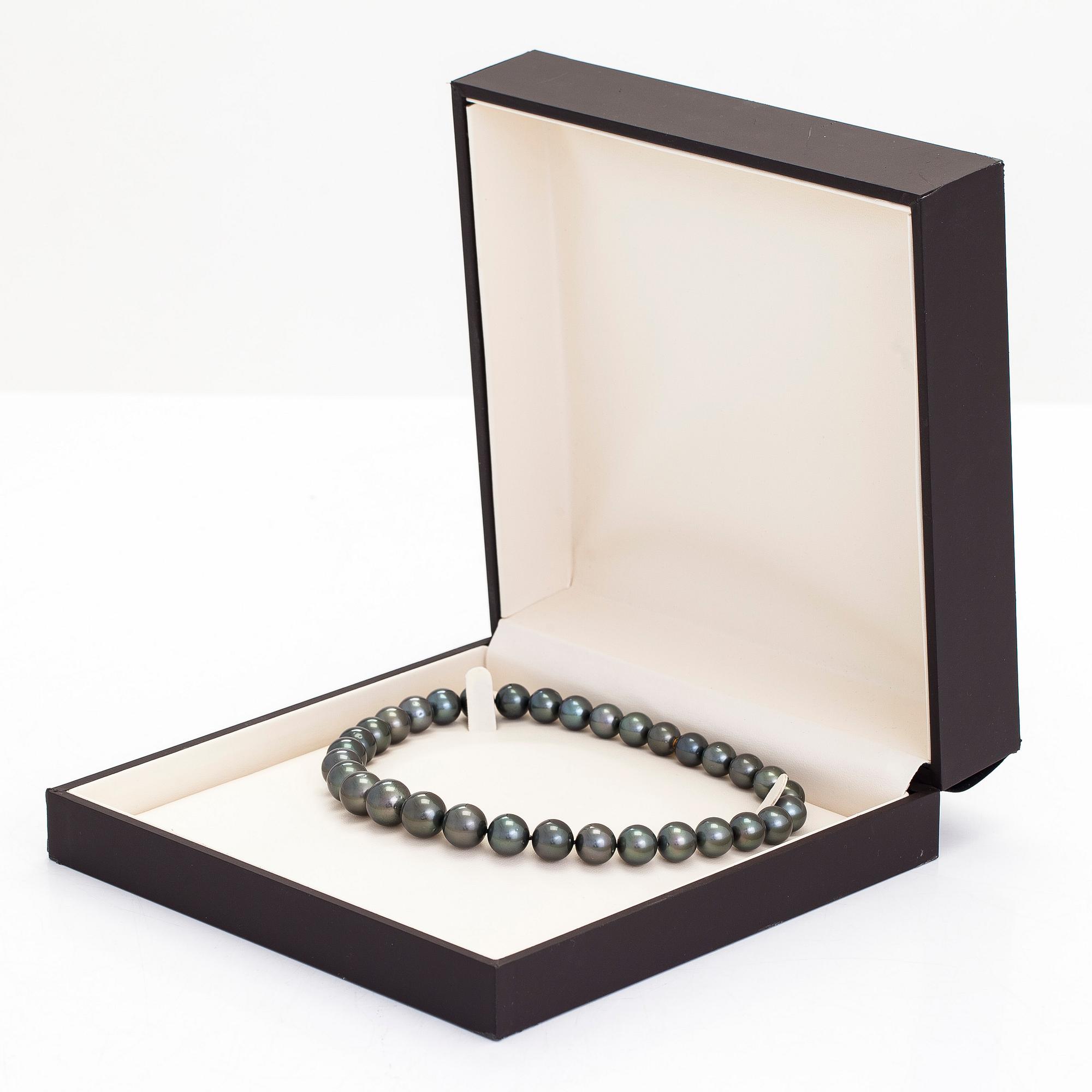 Collier med odlade Tahitipärlor, lås 14K guld.