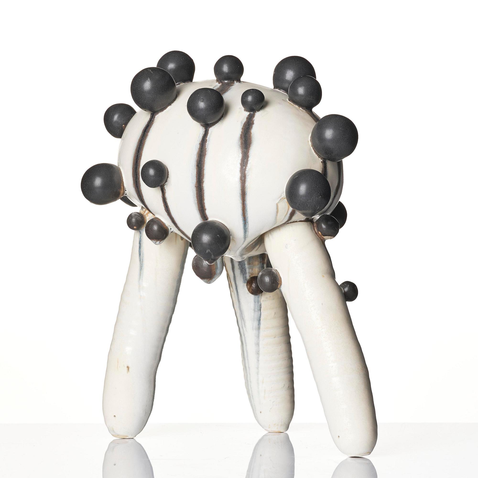 Mårten Medbo, skulptur, "Tripod", stengods, egen ateljé, 2020.