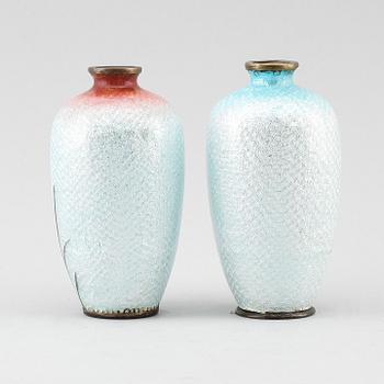 VASER, 2 st, emalj, Kina, 1900-talets första hälft.