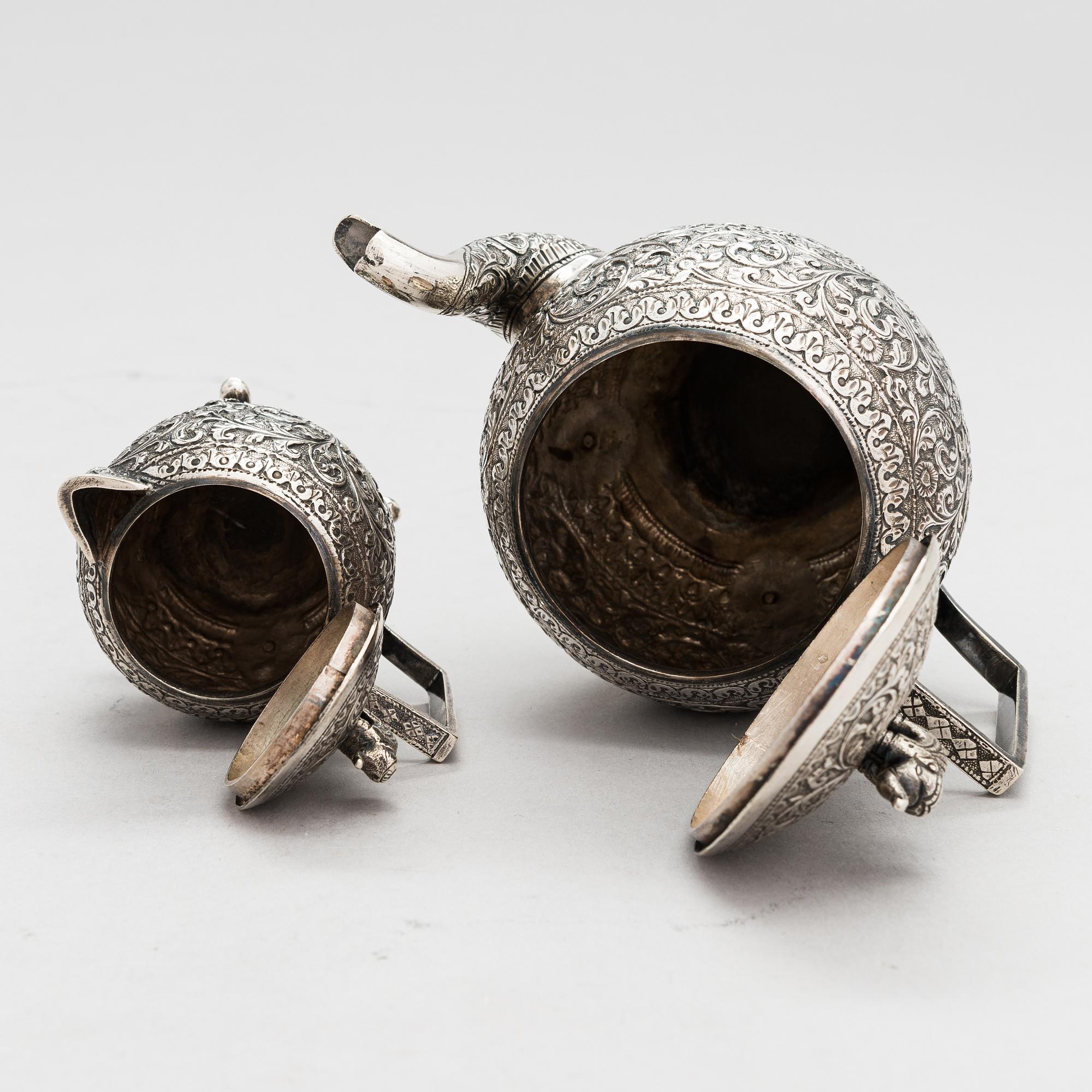Tekanna och mjölkkanna, österländskt silver, kring 1900.