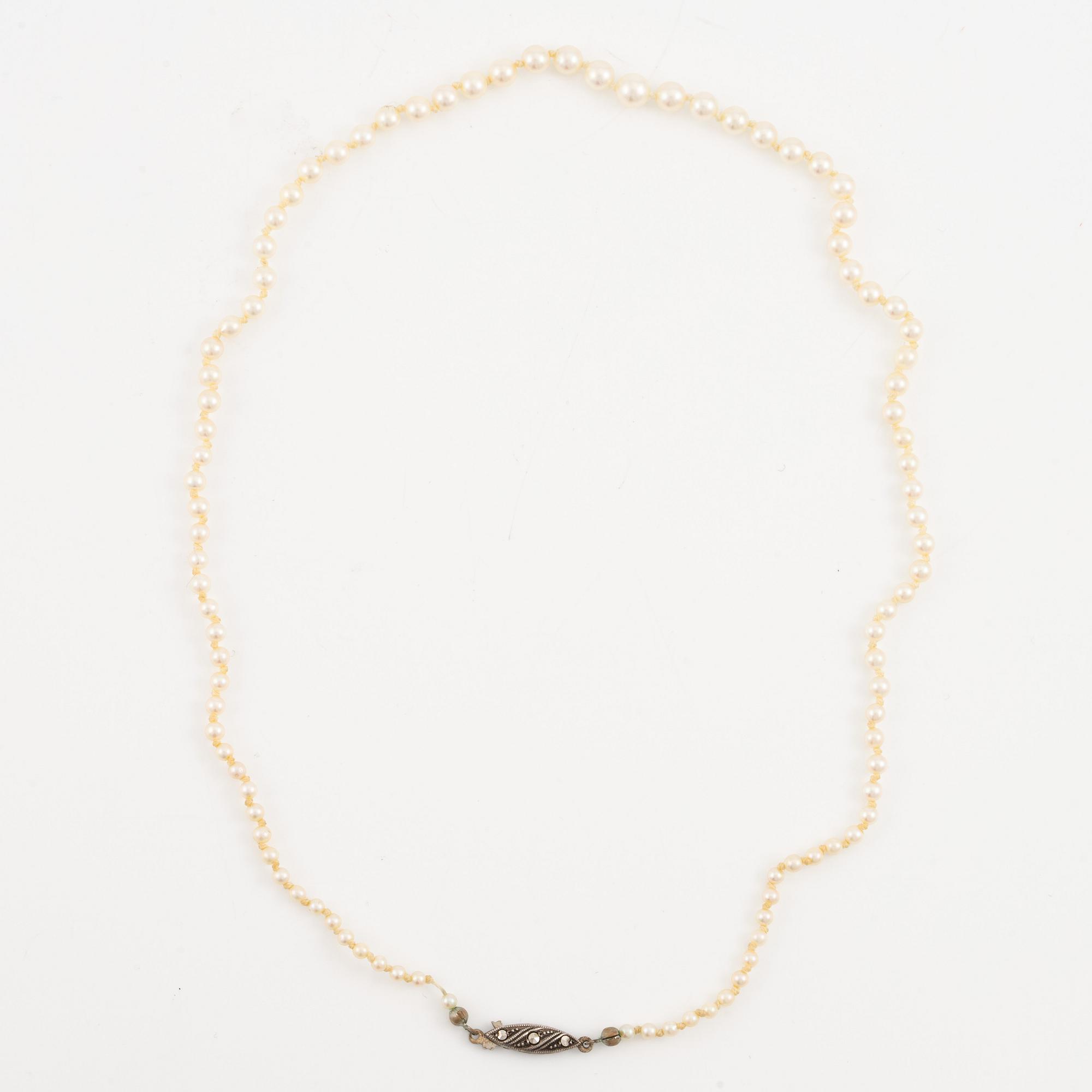 Pearl necklace, two pieces with graduated pearls, clasp silver.