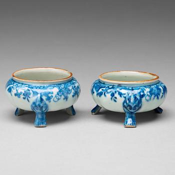 922. A pair of blue and white salts, Qing dynasty, Qianlong (1736-95).