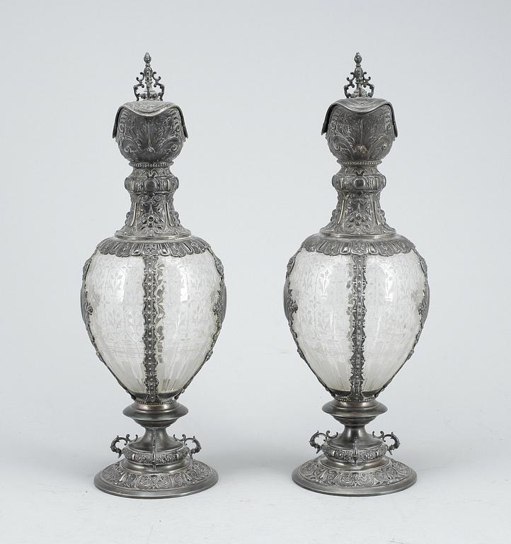 KARAFFER, ett par, nyrenässans, silver samt glas, Firma Gustaf Möllenborg, Stockholm, 1885.