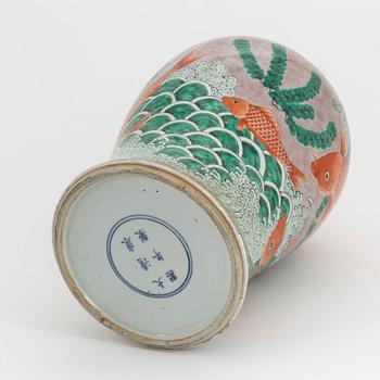 A Chinese famille verte vase, Qing dynasty, 19th century.