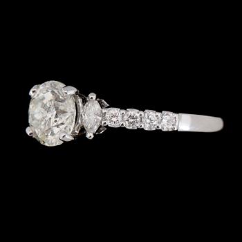 RING, 18K vitguld, diamanter tot ca 1.54 ct.
