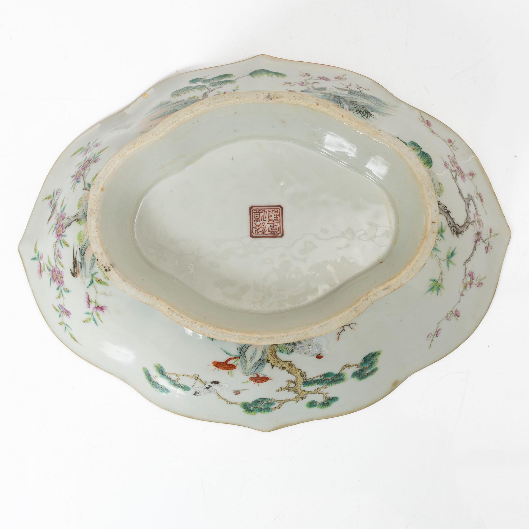 A Chinese famille rose porcelain dish, Qing dynasty, 19th century.