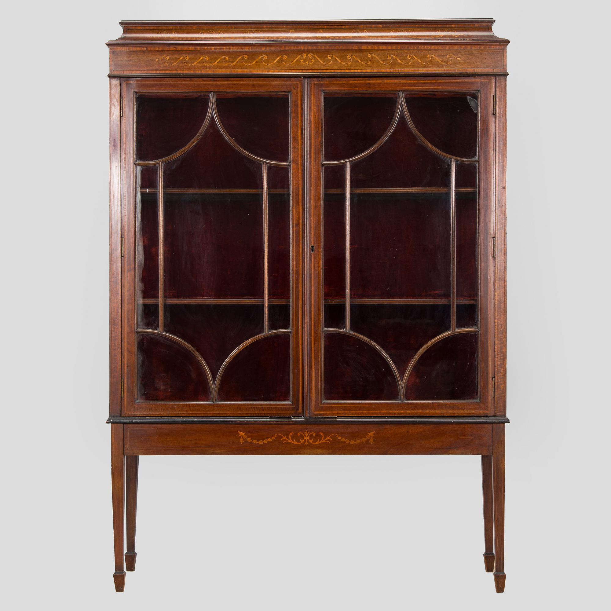 An English display cabinet, first half of the 20th century.