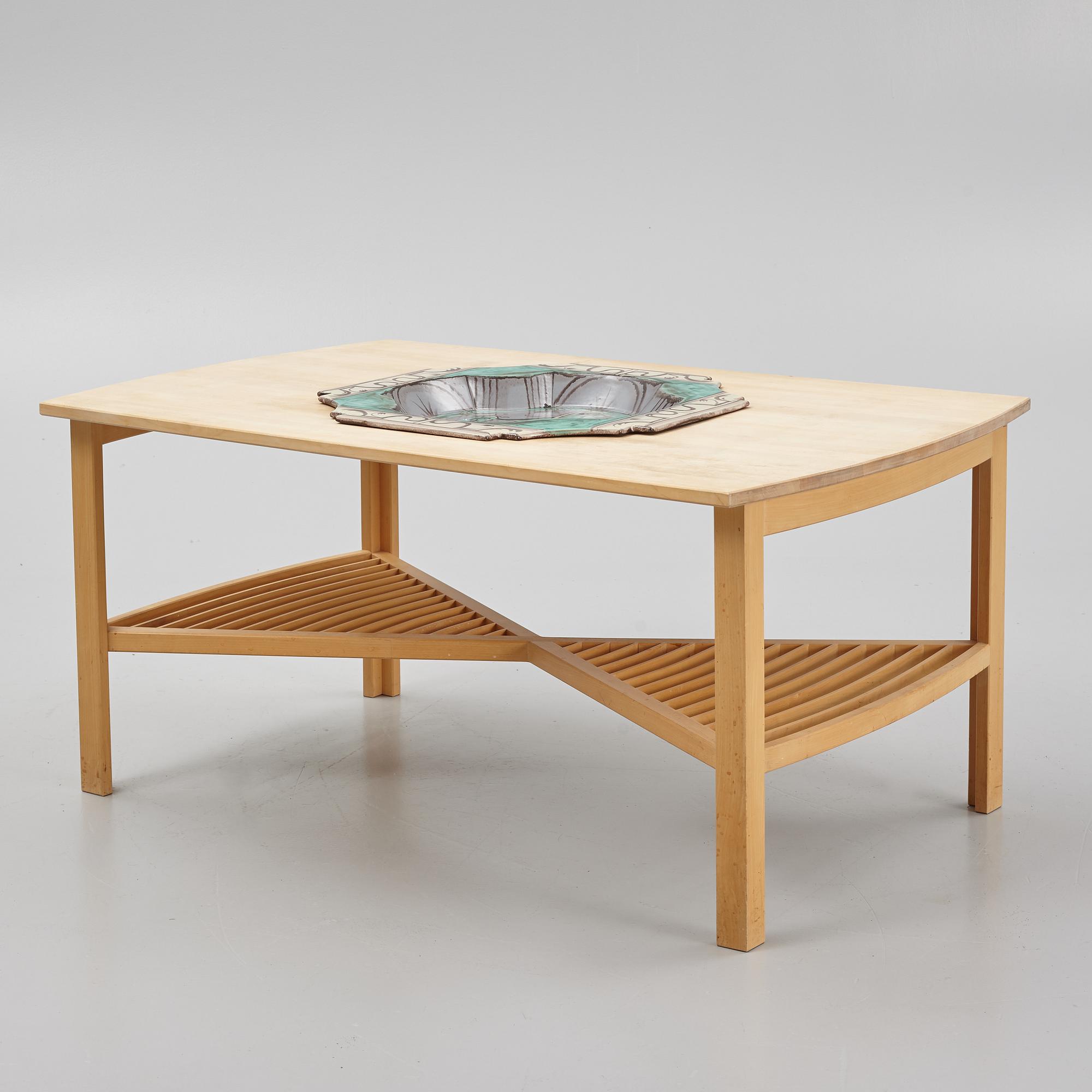 Soffbord, 2000-tal, med fat av Allan Ebeling, Upsala-Ekeby.