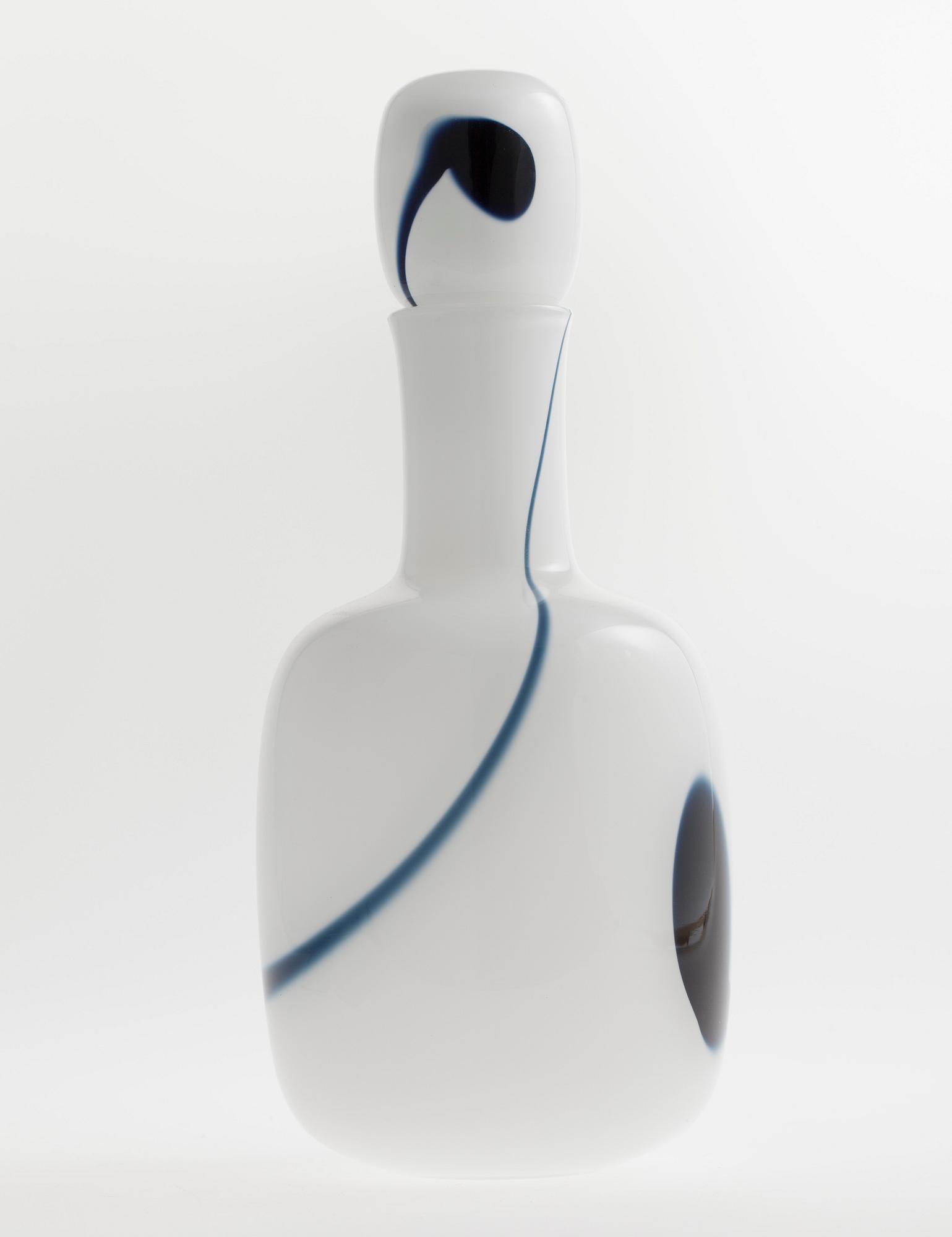 KARAFF, glas, "Blues", signerad Timo Sarpaneva 99/1985. Iittala.