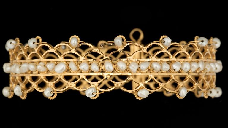 ARMRING, 14k guld med pärlor. Vikt ca 22 g.