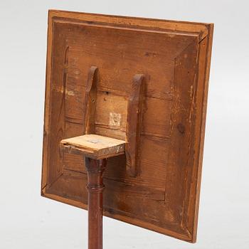 A Swedish drop-leaf table, circa 1800.