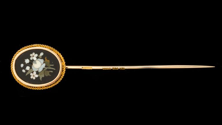 KRAVATTNÅL, guld med pietra dura, L. Larsson & Co, Göteborg, 1885. Vikt ca 3,8 g.