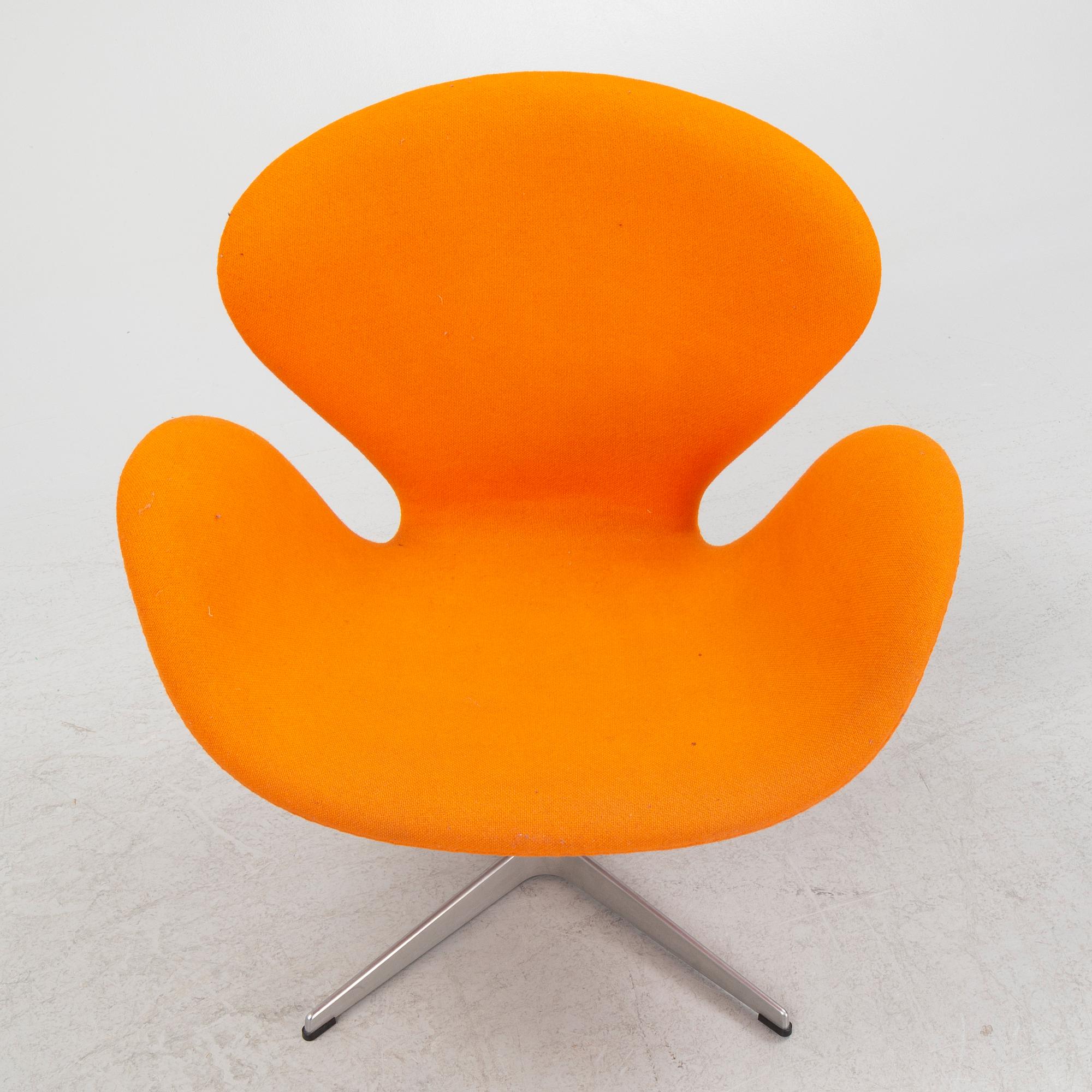 Arne Jacobsen, fåtölj, "Svanen", Fritz Hansen, Danmark, daterad 2005.