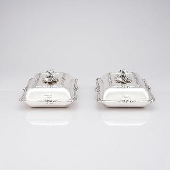 A pair of English 19th century silver dishes and cover, mark of William Ker Reid, London 1848.