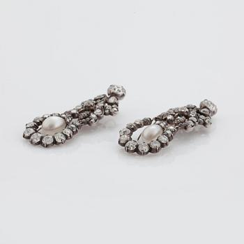 ÖRHÄNGEN med två droppformade pärlor samt gammalslipade diamanter.
