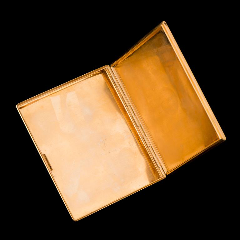 A GOLD CASE, 18K gold, black enamel.