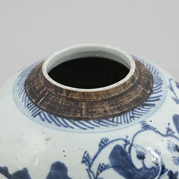 A porcelain ginger jar with cover, China, 19th century.