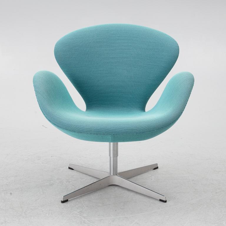 Arne Jacobsen, armchair, "The Swan", Fritz Hansen, Denmark, 2010.
