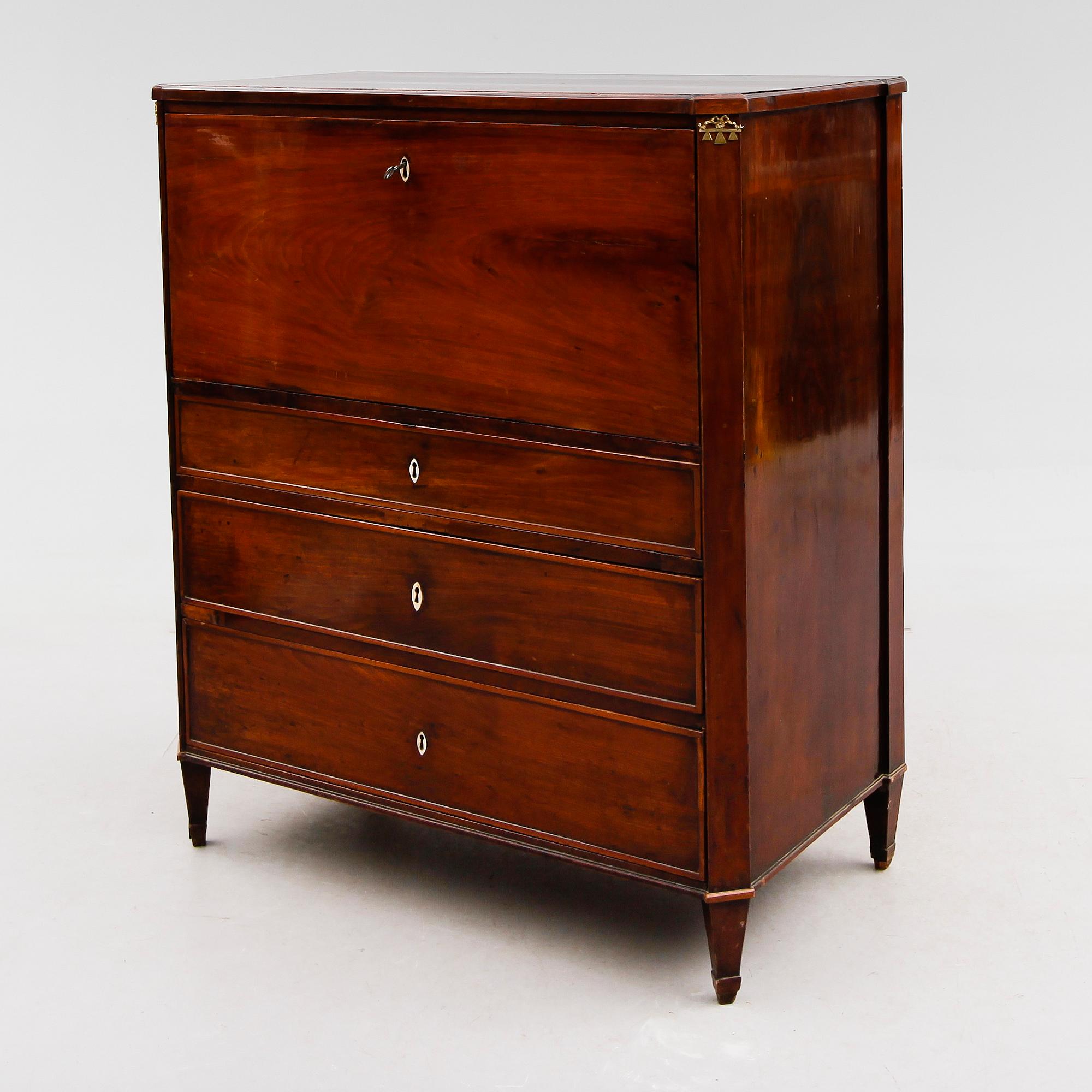CHIFFONJÉ, sengustaviansk, 1800-talets första hälft.