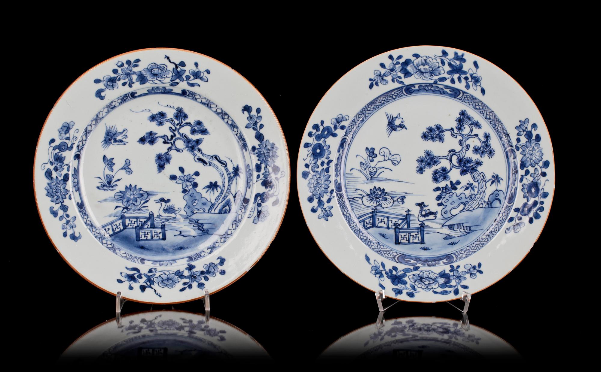 TALLRIKAR, ett par, porslin. Qianlong (1736-1795), Kina.