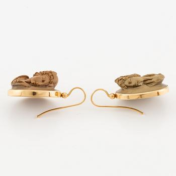 Earrings 18K gold with lava cameos.