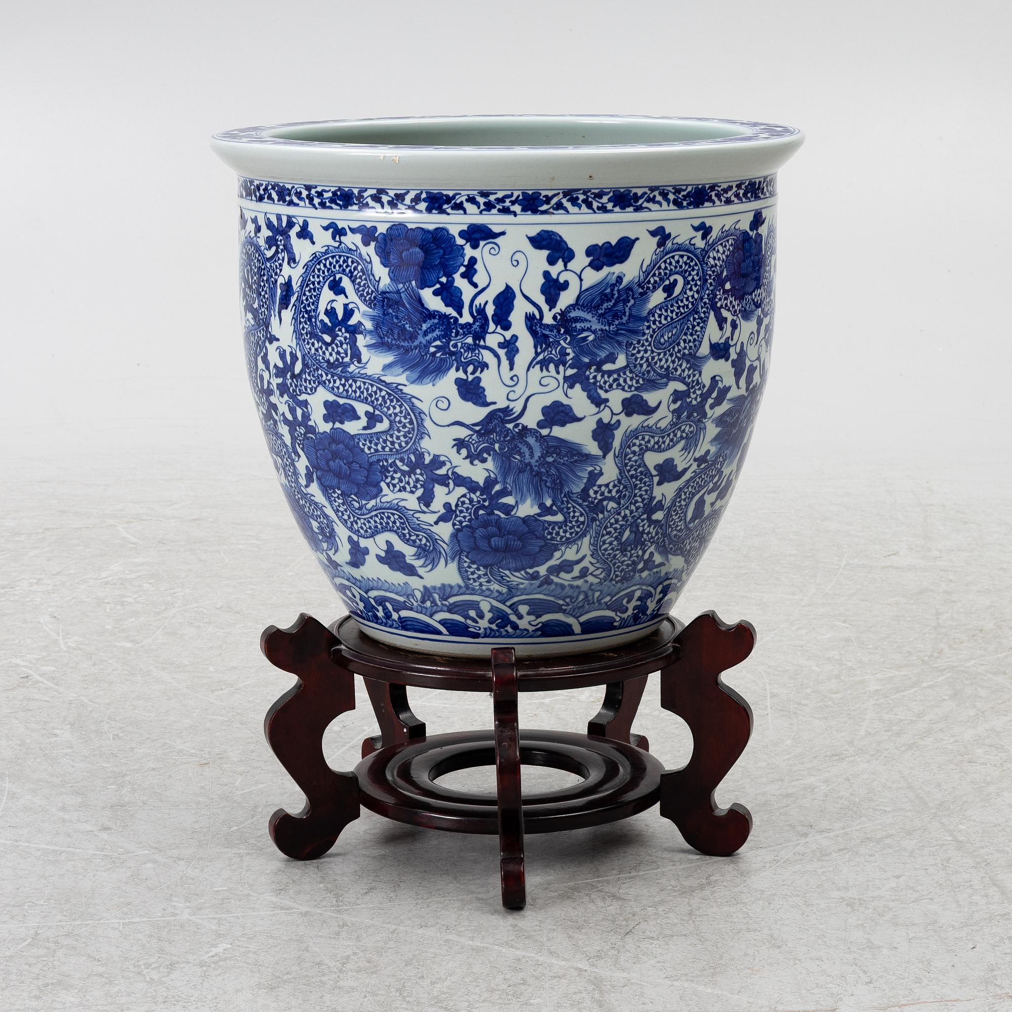 A porcelain fish bowl/planter, China, 20th Century.