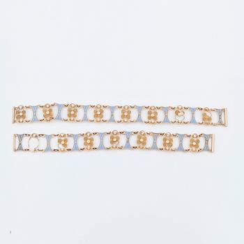 GARNITYR bestående av collier samt två armband med ljusblå emalj samt filigranarbete. Empire.