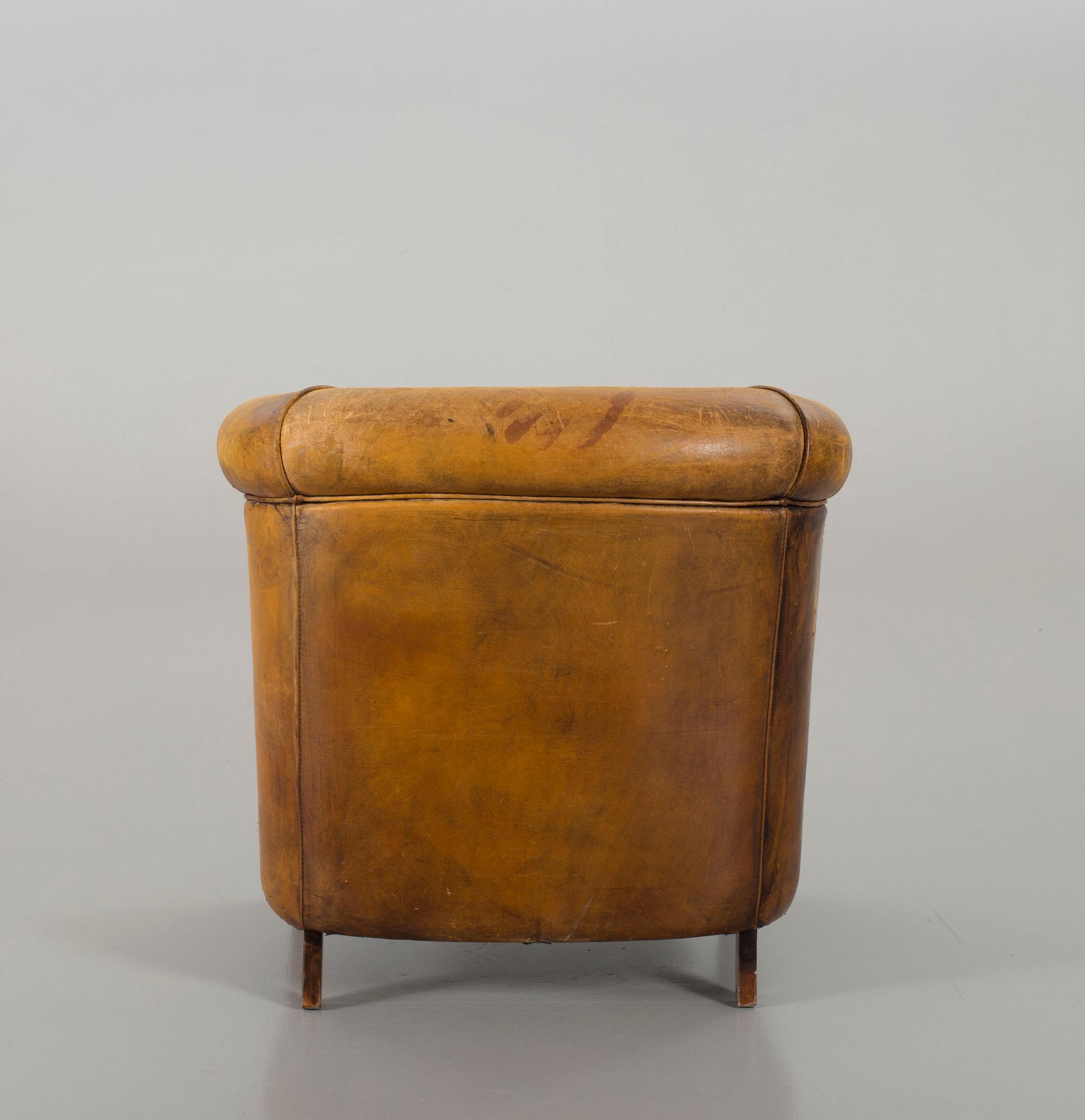 A LEATHER ARMCHAIR, end of 20th century.