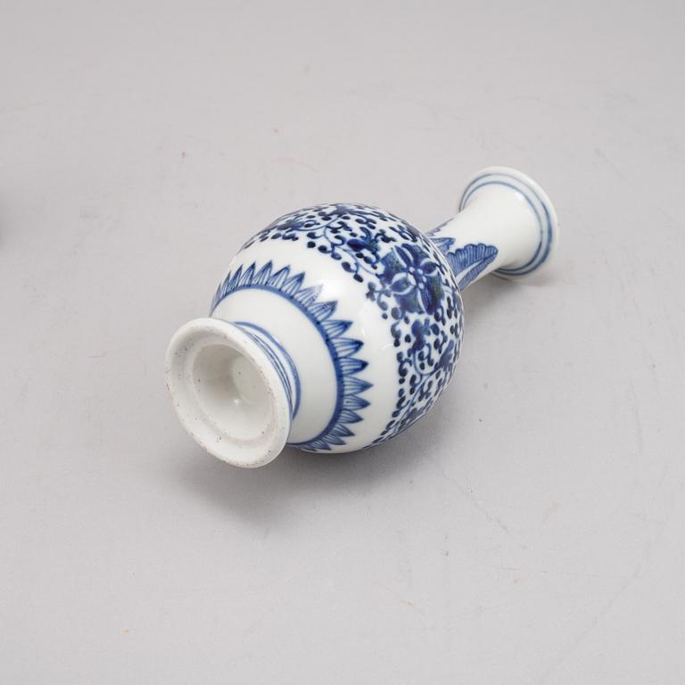 Two Chinese porcelain miniature vases, vase and miniature teapot, Kangxi (1662-1722) late Qing dynasty and 20th century.